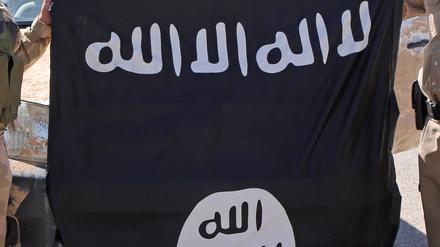 Eine erbeutete Flagge des IS.