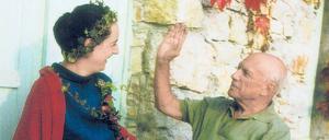 Pablo Picasso umkränzt Angela Rosengart, eine Begegnung in den 1960er Jahren. 