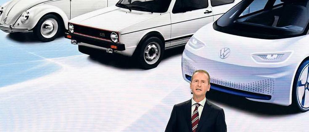 Arroganz war gestern. VW-Markenchef Herbert Diess präsentiert die neue Strategie in Wolfsburg. VW soll nach dem Diesel-Skandal „zugänglicher“ werden.