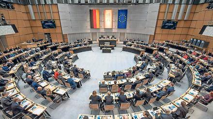 Über die Pläne der künftigen Koalition soll es im Parlament lieber erst im Februar gehen.