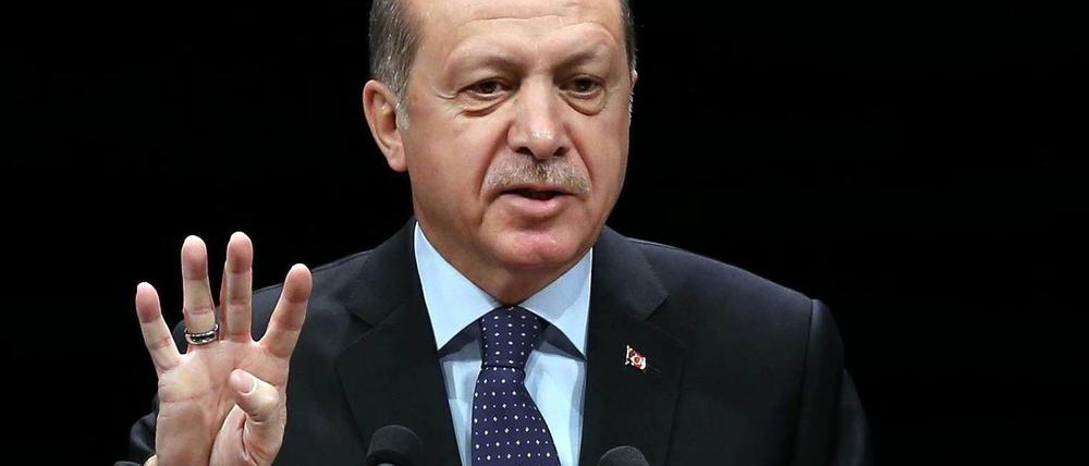 Der türkische Präsident Recep Tayyip Erdogan hält den Beschluss des EU-Parlaments für wertlos.