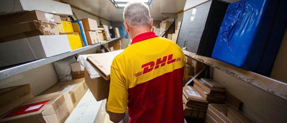 Boten sollen laut DHL bedroht und angegriffen worden sein.