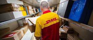 Boten sollen laut DHL bedroht und angegriffen worden sein.