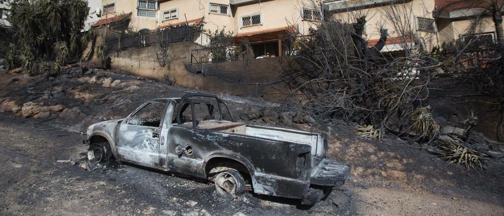 Ein ausgebranntes Auto in einer Vorstadt von Haifa.