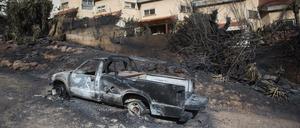 Ein ausgebranntes Auto in einer Vorstadt von Haifa.