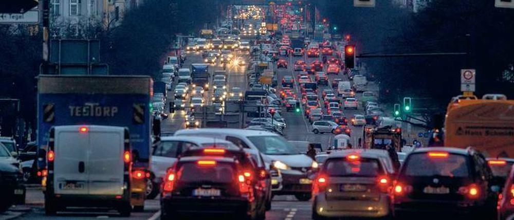 Vor allem im Berufsverkehr ist spürbar, dass die Stadt wächst: Die Einfallstraßen sind verstopft, viele Bahnen überfüllt. 