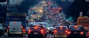 Vor allem im Berufsverkehr ist spürbar, dass die Stadt wächst: Die Einfallstraßen sind verstopft, viele Bahnen überfüllt. 