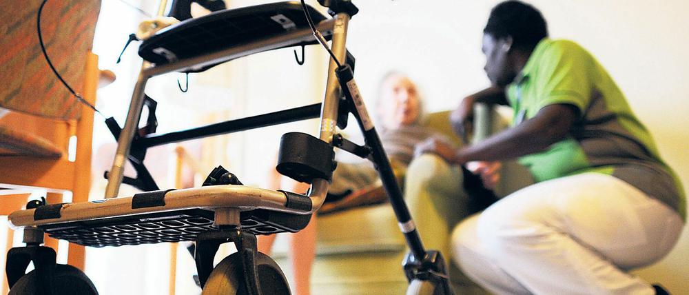 Im Heim oder zuhause? Wie Menschen gepflegt werden, hängt oft weniger von ihrem Bedarf als vom Wohnort ab.