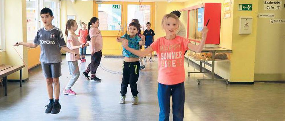 In der Turnhalle leben Flüchtlinge, für alternative Sportstätten fehlt das Geld.