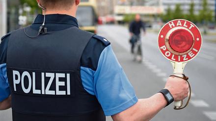 Ein Berliner Polizist bei einer Verkehrskontrolle.