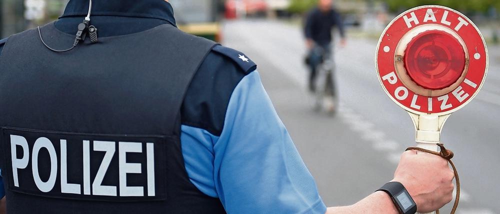 Ein Berliner Polizist bei einer Verkehrskontrolle.