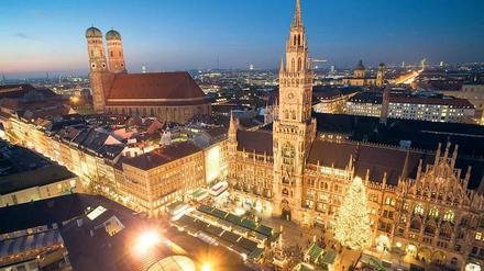 Lichter allüberall. Festtagsstimmung auf dem Christkindlmarkt am Rathaus.