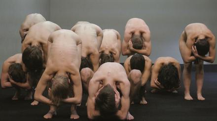 Die Körper als Kollektiv. Isabelle Schads neue Inszenierung stützt sich auf Ideen des Aikido und des Body-Mind-Centering.