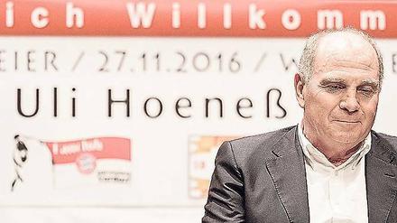 Zurück, Kaum ist Uli Hoeneß wieder da, siegen die Bayern.