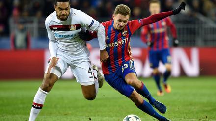 Leverkusens Nationalspieler Jonathan Tah (links) rangelt mit Fedor Chalov um den Ball.