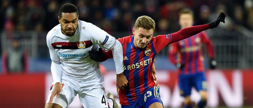 Leverkusens Nationalspieler Jonathan Tah (links) rangelt mit Fedor Chalov um den Ball.