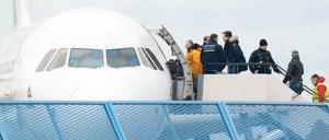 Abgelehnte Asylbewerber steigen im Rahmen einer landesweiten Sammelabschiebung in ein Flugzeug.