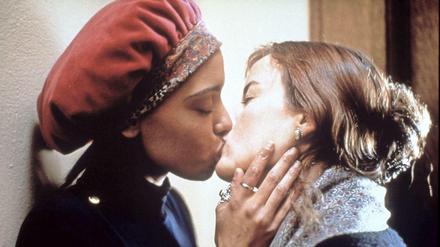 Im Film "When Night Is Falling" verliebt sich die lesbische Petra (Rachael Crawford, li.) in die bis dahin heterosexuelle Camille (Pascale Bussières, re.).