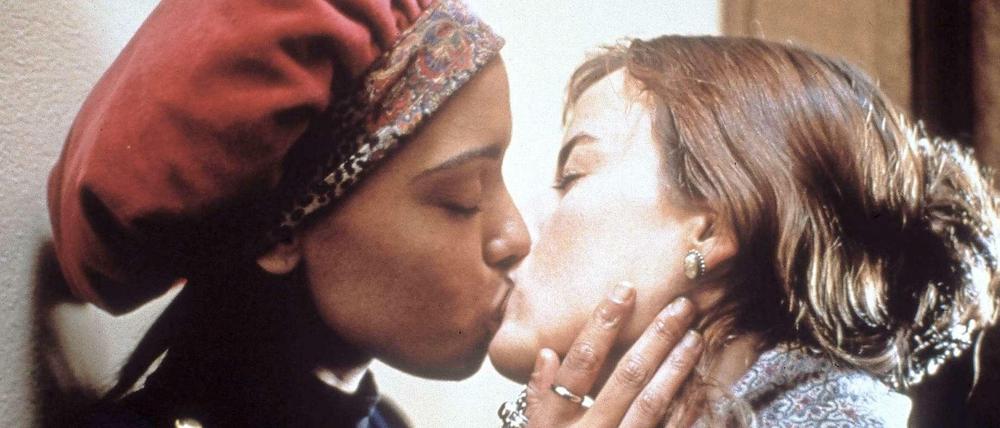 Im Film "When Night Is Falling" verliebt sich die lesbische Petra (Rachael Crawford, li.) in die bis dahin heterosexuelle Camille (Pascale Bussières, re.).