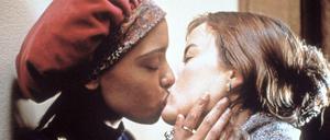 Im Film "When Night Is Falling" verliebt sich die lesbische Petra (Rachael Crawford, li.) in die bis dahin heterosexuelle Camille (Pascale Bussières, re.).