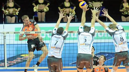 Auf Ballhöhe. Paul Carroll im Angriff für die BR Volleys.