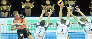 Auf Ballhöhe. Paul Carroll im Angriff für die BR Volleys.