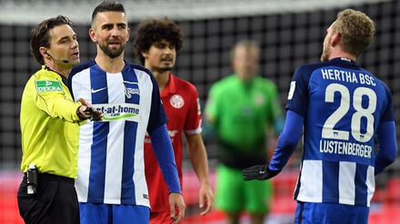 Vedad Ibisevic zwischen Freude über zwei Tore und Frust über den Schiedsrichter.