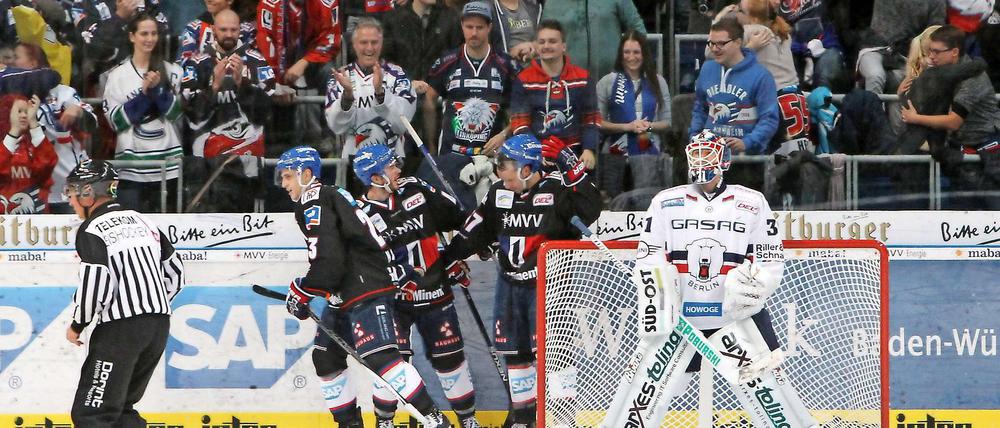 Lief im ersten Drittel gar nicht. Die Eisbären lagen schnell 0:3 zurück.