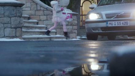 Unter anderem wegen dieses Autokennzeichens steht der neue Edeka-Werbespot "#Zeitschenken" in der Kritik.