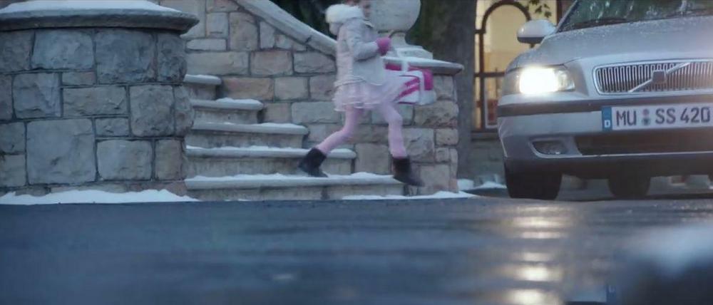 Unter anderem wegen dieses Autokennzeichens steht der neue Edeka-Werbespot "#Zeitschenken" in der Kritik.