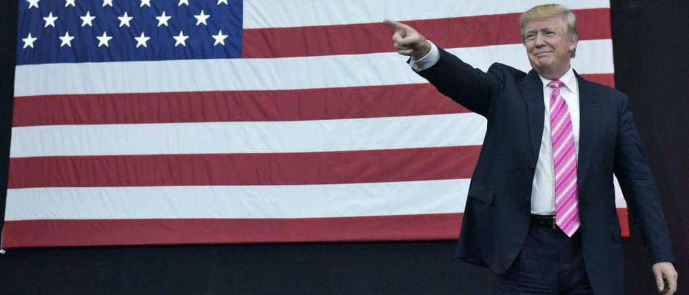 Zum ersten Mal nach der Wahl sprach Donald Trump das Thema rechter Gruppen an.