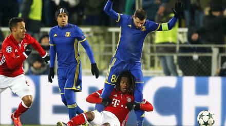Renato Sanches bei einer Umarmung der besonderen Art.