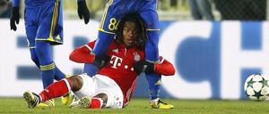 Renato Sanches bei einer Umarmung der besonderen Art.