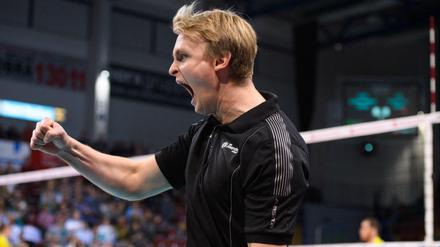 Dürens Trainer Tommi Tiilikainen ist am Spielfeldrand überaus emotional.