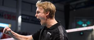 Dürens Trainer Tommi Tiilikainen ist am Spielfeldrand überaus emotional.