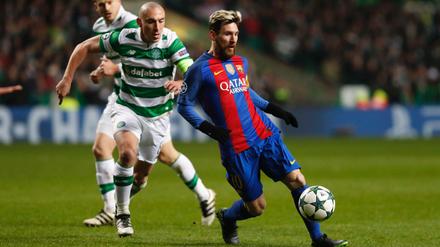 Celtics Scott Brown kommt gegen Lionel Messi (rechts) zu spät.