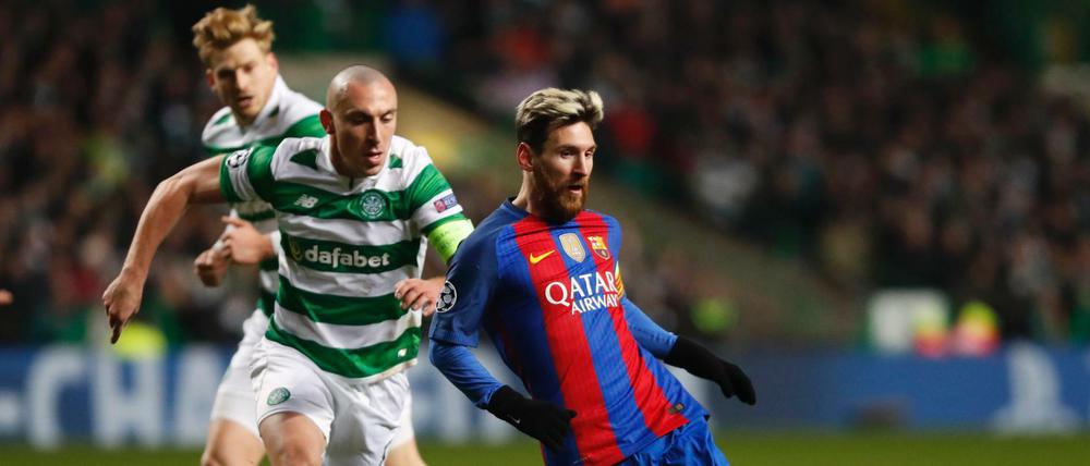 Celtics Scott Brown kommt gegen Lionel Messi (rechts) zu spät.
