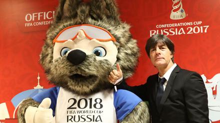 Einer Meinung: Wolf "Sabiwaka" und Joachim Löw.