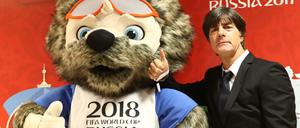 Einer Meinung: Wolf "Sabiwaka" und Joachim Löw.