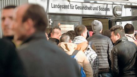 Flüchtlinge vor dem Lageso in Berlin.