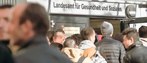 Flüchtlinge vor dem Lageso in Berlin.