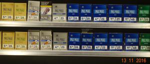 Das Foto zeigt in Potsdam Zigarettenpackungen, bei denen die Schockfotos zum größten Teil abgedeckt wurden. 