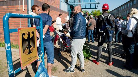 Warten geduldig: Asylbewerber vor der Außenstelle des Bundesamtes für Migration und Flüchtlinge in Berlin-Spandau. 