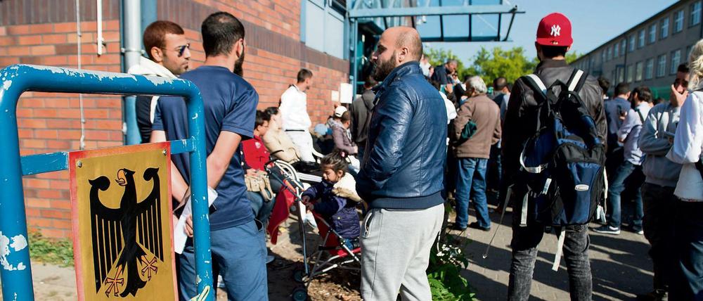 Warten geduldig: Asylbewerber vor der Außenstelle des Bundesamtes für Migration und Flüchtlinge in Berlin-Spandau. 