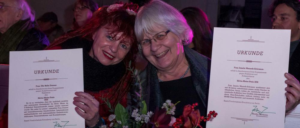 Preispremiere. Die Aktionskünstlerin Ute Donner (links) und Polit-Putz-Aktivistin Irmela Mensah-Schramm erhielten den Silvio-Meier-Preis gegen Rechtsextremismus. Die Würdigung wurde in diesem Jahr erstmals vom Bezirk Friedrichshain-Kreuzberg verliehen. 