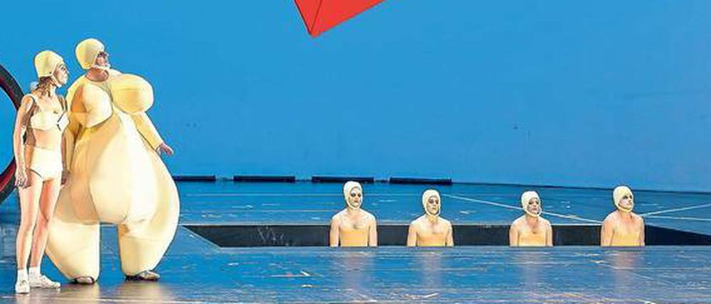 Komische Drohung. Das Fritsch-Ensemble guckt in die Röhre, einige stehen schon im Abgrund. Foto: David Baltzer/bildbuehne.de