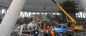 Helfer suchen in dem Kraftwerk nach Verschütteten.