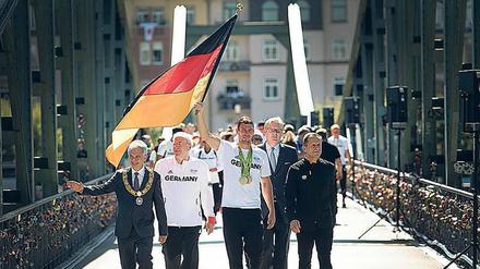 Idealbild. Der zweifache Kanu-Olympiasieger Sebastian Brendel (Mitte) und DOSB-Präsident Alfons Hörmann (rechts) in Frankfurt am Main beim Empfang der deutschen Mannschaft nach der Rückkehr von den Olympischen Spielen in Rio.