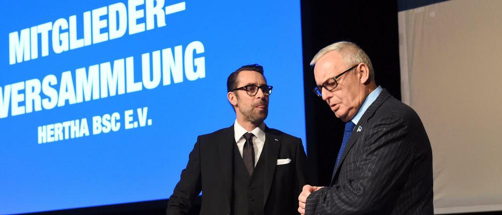 Geschäftsführer Michael Preetz (l) und Präsident Werner Gegenbauer auf der Mitgliederversammlung am Montagabend.