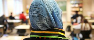 Eine Frau mit Kopftuch. 